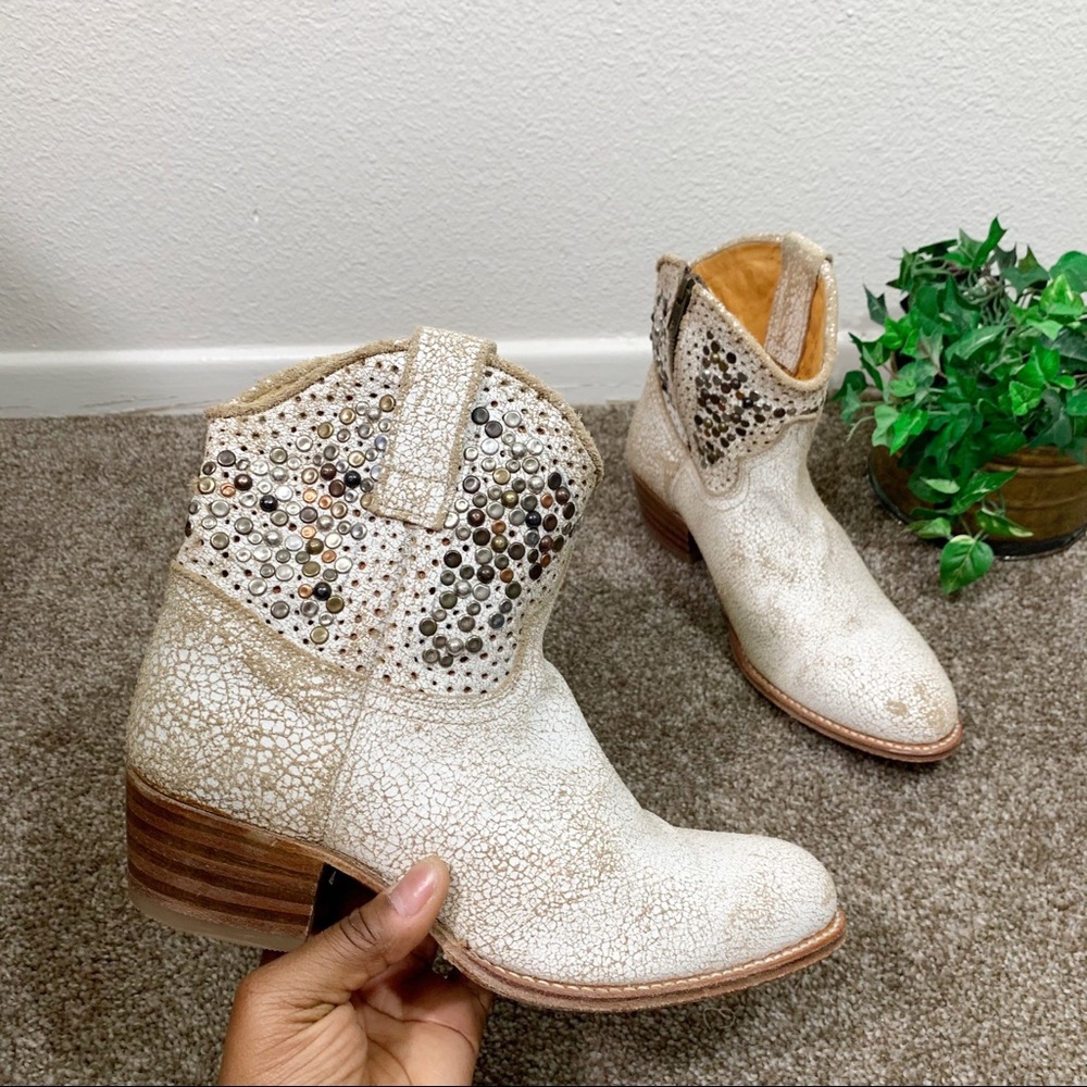 Frye Deborah Studded Short Boots Distressed Boho - Picture 12 of 12